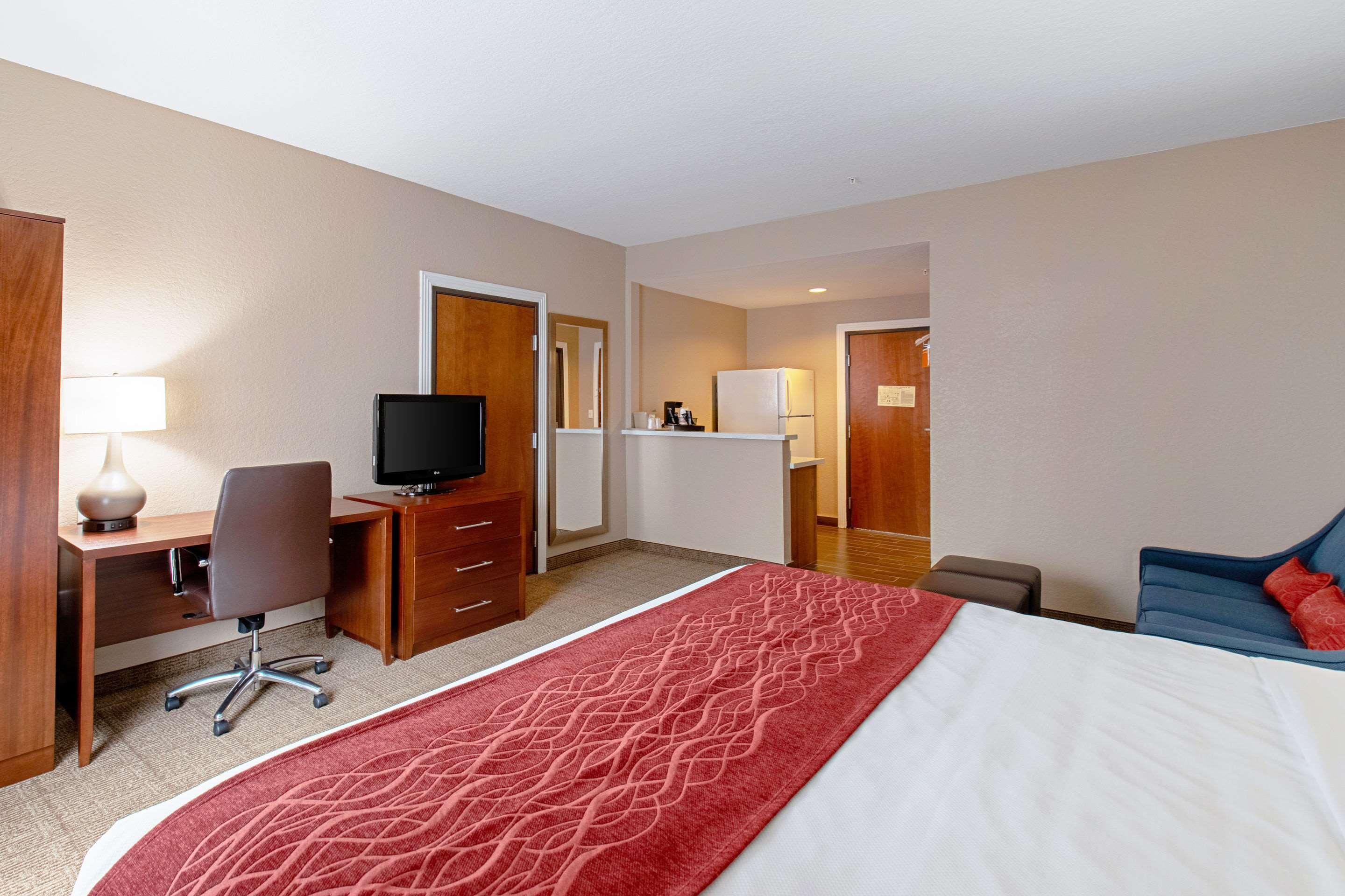 Comfort Inn & Suites And Suites Fredericksburg Exterior photo