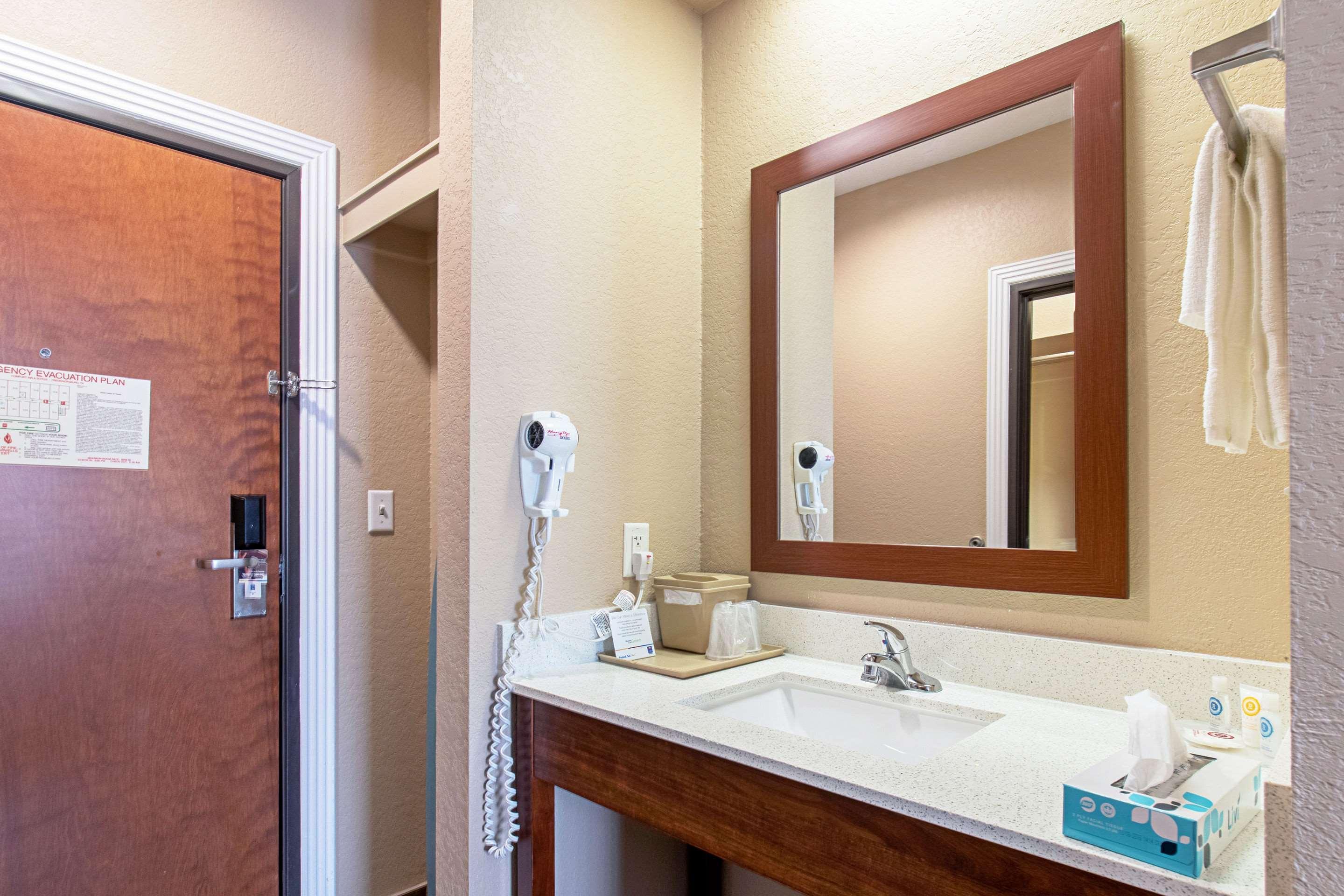 Comfort Inn & Suites And Suites Fredericksburg Exterior photo