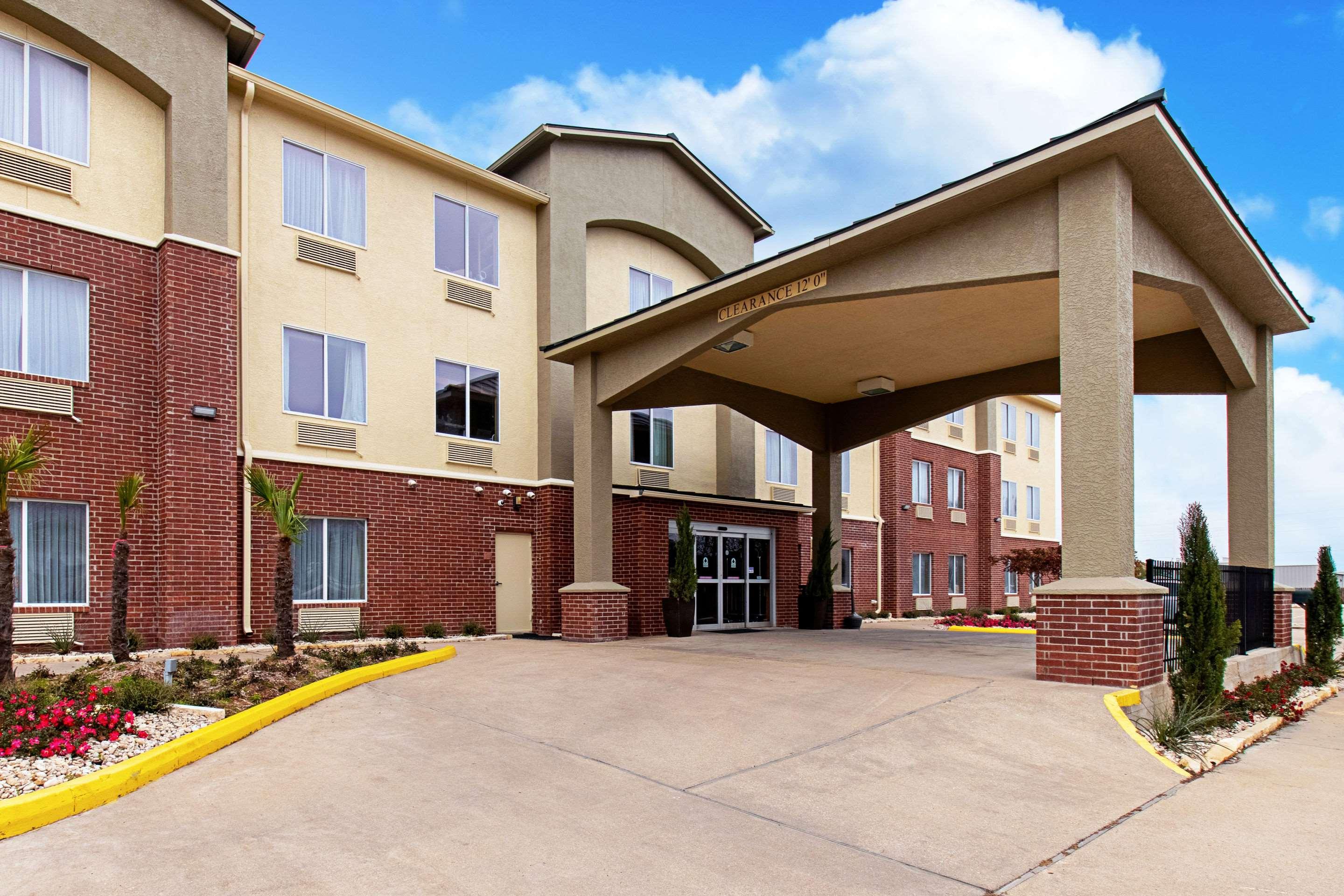 Comfort Inn & Suites And Suites Fredericksburg Exterior photo